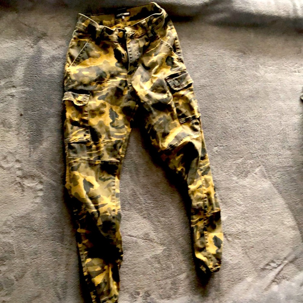 Green camo pants woman’s